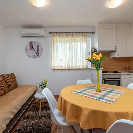 Dinka דירה טרוגיר